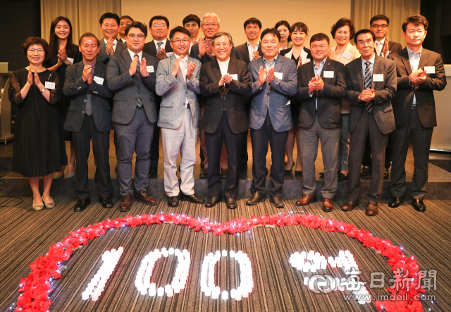 16일 대구 노보텔 앰배서더에서 열린 '매일신문 이웃사랑 100억 돌파 기념 감사의 밤' 행사에서 후원자들이 축하의 박수를 치고 있다. 김영진 기자