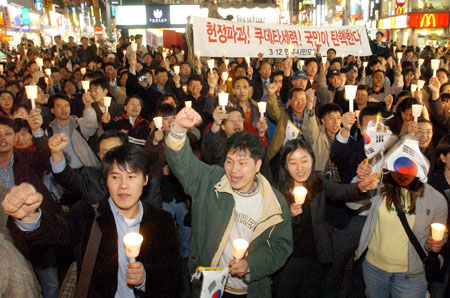 1989년 당시 김대중 평민당(가운데), 김영삼 민주당(왼쪽), 김종필 공화당 총재가 서울 가든호텔에서 회동을 갖고 특위정국 마무리 등 새해 정국운용에 대해 논의를 나누기 위해 한자리에 모였다. 연합뉴스