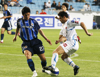 2일 울산 문수구장에서 열린 프로축구 2007삼성하우젠컵대회 경기에서 대구FC의 루이지뉴(오른쪽)가 울산 현대의 임유환을 제치려 하고 있다. 연합뉴스