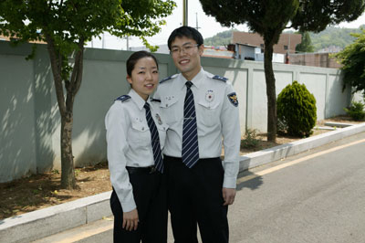 12일 결혼하는 김천경찰서 정석태·박윤정 순경이 김천경찰서 경내에서 다정한 포즈로 애정을 과시했다.