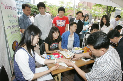 ▲ 21일 경북대 축제가 시작된 가운데 취업어울림 한마당에 참여한 학생들이 한국유전자적성검사연구소 경북본부 직원들로부터 자신의 지문을 통해 적성을 알아보고 있다. 김태형기자 thkim21@msnet.co.kr