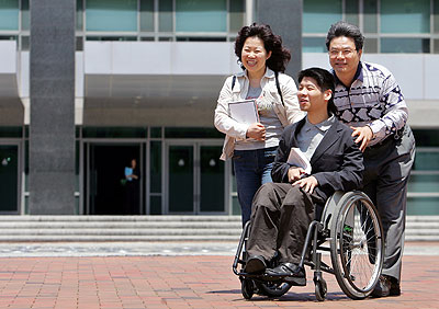 나란히 대구가톨릭대 사회복지학과에 다니는 송희근, 홍숙자 씨 부부와 뇌병변 장애 1급인 큰아들 성규 씨. 이상철기자 finder@msnet.co.kr