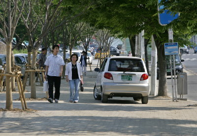 ▲ 보차도 탓에 사람들이 안전하게 다녀야 할 인도가 위협받고 있다. 이채근기자 mincho@msnet.co.kr