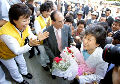 ▲ 31일 오후 한국노인회 대구시연합회를 찾은 박근혜 전 한나라당 대표가 관계자들의 환영을 받고 있다. 이상철기자 finder@msnet.co.kr