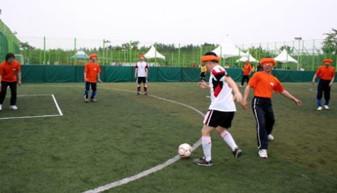 전국시각장애인축구 첫날 첫 경기로 유달산팀(오렌지색)과 경기팀이 열띤 경기를 펼쳤다.