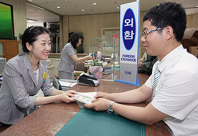 여름, 해외여행철이 다가오고 있다. 알뜰한 해외여행을 위해서는 외환을 어떻게 쓸지에 대해 고민해봐야 한다. 사진은 대구은행 본점 환전창구.