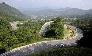 ▲ 덕산재에서 내려다본 고갯길. 멀리 가야산이 들어온다. 김천에서 덕산재로 난 30번 국도는 드라이브하기 좋은 국도로 꼽힌다.