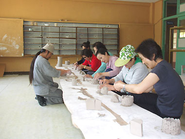 암 환자는 마음의 안정, 균형 있는 영양섭취, 적당한 운동 등이 필요하다. 암 환자들이 암 전문 재활병원에서 생활하고 있는 모습.