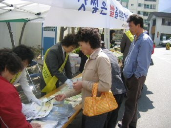 ▲ 경북쌀 신유통사업단이 대구 수성구 지역 아파트단지에서 경북쌀을 홍보하고 있다.