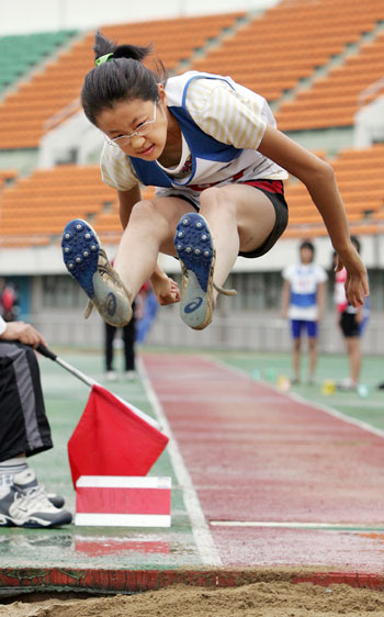 22일 대구시민운동장에서 열린 대구육상연맹회장배 육상경기 선수권대회 여자 초등학교 6학년 멀리뛰기 결승에서 4m67로 1위를 차지 한 죽전초교 이새로미가 힘차게 도약하고 있다. 김태형기자 thkim21@msnet.co.kr