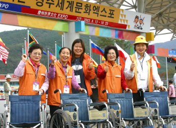 ▲ 지난번 열린 경주세계문화엑스포에서 장애인 안내를 맡은 자원봉사자들이 휠체어를 준비하며, 최고의 서비스를 다짐하는 모습.