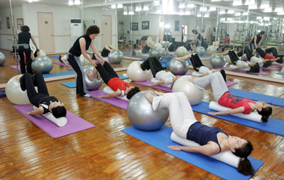 필라테스는 작은 근육을 움직이게 해서 근력을 키우고 몸의 균형을 바로잡는 데 좋은 운동이다. 김태형기자 thkim21@msnet.co.kr