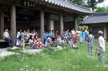 ▲ 경주 양북초교와 송전분교는 최근 열린 각종 과학대회에서 우수한 성적을 거두며 기초과학의 산실로 주목받고 있다. 사진은 양북초교 학생들의 들풀캠프.