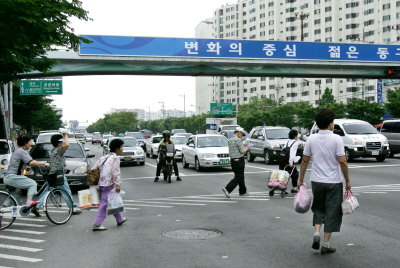 ▲ 대구 동구 방촌동 우방강촌마을 아파트 앞 왕복 10차로에 놓인 육교가 이곳 주민들에게 애물단지로 여겨지고 있다. 목요시장이 열린 날 많은 주민들이 무단 횡단을 하고 있다.