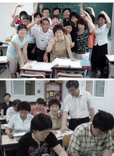 ▲ 만학의 열정에 불타는 늦깎이 학생들이 자원봉사 선생님들의 지도를 받으며 수업에 열중하고 있다.