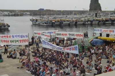 ▲ 울릉지역 어민들이 오징어잡이 어민 생존권 보장을 요구하며 울릉 저동항구에 선박을 고정 정박시켜 항구가 봉쇄됐다.