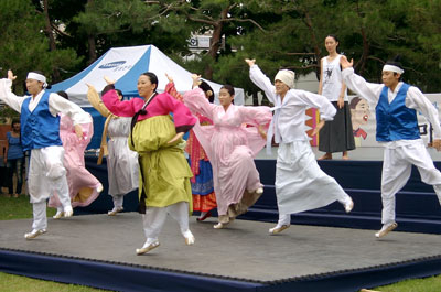 삼성전자 구미사업장 무선제조 2팀 SMD제조그룹의 임·직원들로 구성된 밝은마음 봉사팀의 연극단이 지난 13일 구미 문화예술회관에서 뺑파전 공연에 앞서 리허설을 하고 있다.