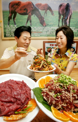 ▲ 입맛도 보수적인 대구지역에도 타조, 말, 토끼요리 등 색다른 맛을 즐기는 사람들이 늘어나고 있다. 사진은 말고기 육회와 생고기 요리. 정운철기자 woon@msnet.co.kr