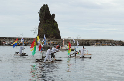 ▲ 지난해 오징어축제에서 열린 전통 뗏목경주 장면.