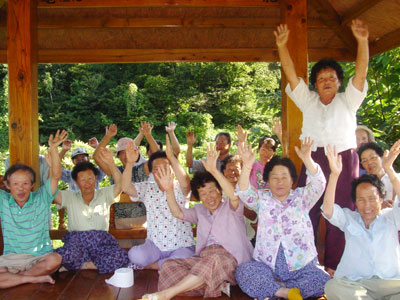 이명박 후보 고향인 포항 흥해읍 덕성1리 주민들이 이 후보의 한나라당 대선 후보 확정 발표에 환호하고 있다.