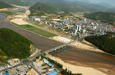 합천읍과 대양면 정양리를 잇고, 황강을 가로지른 현 남정교. 위쪽에 제2남정교가 건설되면 합천의 관문이 시원하게 뚫릴 것으로 기대를 모은다.