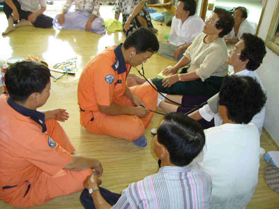 북부소방서 직원들이 노인정을 방문, 무더위에 지친 노인들을 대상으로 건강 체크를 하고 있다.