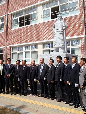 ▲ 약목초등학교 숙원이던 세종대왕·이순신장군 동상 제막식이 기금을 쾌척한 우영산업(주) 김영호 회장과 많은 동문들이 참석한 가운데 열렸다.