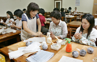 ▲ 공공도서관은 지역주민의 사랑방 역할을 톡톡히 하고 있다. 자녀와 혹은 손자, 손녀와 함께 도서관을 찾아 책을 대출해 갈 뿐만 아니라 수험생들에게는 공부방으로도 사랑받는다.