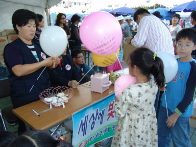 ▲ 한전 경북지사가 안동국제탈춤축제장 입구에 부스를 마련해 두고 참가자들에게 페이스페인팅과 풍선만들어주기, 차 대접 등 다양한 봉사활동을 벌이고 있다.