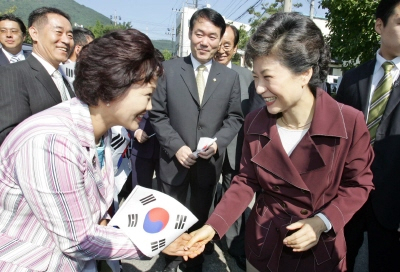 ▲ 9일 오전 박근혜 한나라당 전 대표가 달성군민 체육대회장을 방문해 환영나온 군민과 악수를 나누고 있다. 8일 한나라당 중앙선거대책위원회 상임고문직을 수락한 그의 대선에서 어떤 활동을 벌일지 관심을 끌고 있다. 김태형기자 thkim21@msnet.co.kr