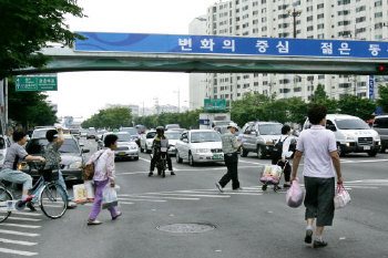 ▲ 엘리베이터가 설치될 예정인 동구 방촌동 우방강촌마을 아파트 앞 육교.