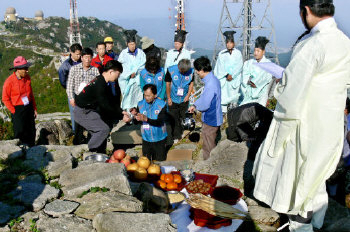 ▲ 비로봉 제천단에서 열린 산신제.