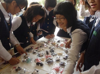 ▲ 서구 대평중 학생들은 백혈병으로 투병중인 1학년 황모 군을 돕기 위해 최근 교내 축제기간 동안 머리핀, 머리띠를 만들어 팔아 성금을 마련했다.