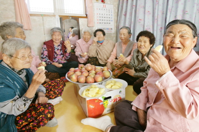 ▲ 성가양로원 할머니들이 12일 태광뉴텍이 선물한 보조개사과를 먹으며 즐거운 한때를 보내고 있다.