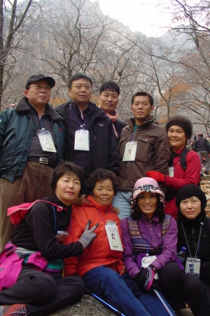 ▲ 금강산에서 기념촬영한 에이스산업 직원 및 가족들.