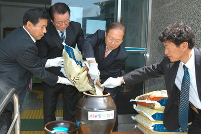 연말이 다가오면서 쌀, 연탄 등 현물로 불우이웃을 도우려는 손길이 이어지고 있다. 사진은 남구 대명3동 사랑의 쌀독.