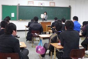 구미 정보고 3학년 학생들이 구미YMCA가 시행하는 청소년 신용 경제교육 강의를 듣고 있다.