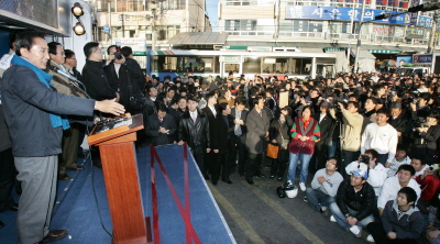 ▲ 제17대 대통령선거 공식선거운동 첫날인 27일 오후 이명박 한나라당후보가 대구 칠성시장을 방문, 지지자들을 향해 연설을 하고 있다. 정운철기자 woon@msnet.co.kr