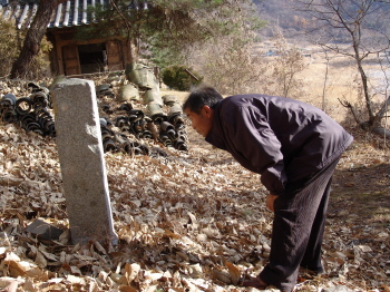 ▲ 안동 도산면 가송리 고산정 뒤편에 70년 전 조선총독부가 세운 먹황새 서식지 표석.