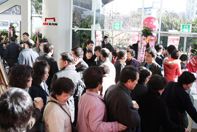 12월부터 분양가 상한제가 본격 시행에 들어갔다. 부동산 업계에서는 상한제가 시행에 들어가면 아파트 분양 가격이 확실한 안정세를 보이고 시장에도 긍정적 영향을 미칠 것으로 보고 있다. 지난주 분양 승인을 받고 청약객 모집에 들어간 수성구 범어동 STX 건설의 