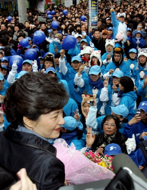 ▲ 10일 오후 이명박 한나라당 후보 지원 유세차 대구 동성로를 방문한 박근혜 전 대표가 지지자들의 환호를 받으며 단상에 오르고 있다. 박노익기자 noik@msnet.co.kr