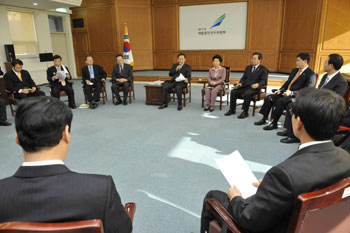 이명박 대통령 당선인이 2일 서울 삼청동 대통령직 인수위원회에서 열린 경제연구소장 간담회에서 인사말을 하고 있다.