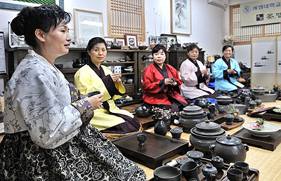 ▲ 유빈차명상예절교육원에서 이화순 원장과 사범들이 신라차를 마시며 명상을 하고 있다. 정우용기자 vin@msnet.co.kr