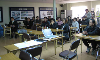 경산 중방동 임당 네거리 인근 상인들이 대구지하철 2호선 경산 연장구간 임당역(가칭) 개착공사에 따른 임시 우회도로 개설시 생계의 위협을 받게 된다며 15일 건설공사 사무실을 찾아 대책 마련을 호소하고 있다.