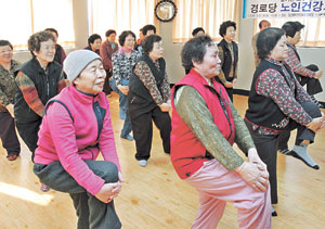 겨울을 건강하게 나려면 충분한 영양섭취와 적절한 운동이 필요하다. 특히 면역력이 약한 노인들은 기온 차이로 인해 감기에 잘 걸릴 수 있기 때문에 조심해야 한다.