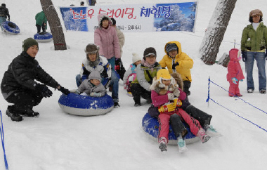 ▲ 제1회 울릉도 눈꽃축제가 4천여 명의 관광객과 지역민들이 참가한 가운데 25~27일 3일 동안 성황을 이뤘다.