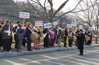 ▲ 군위군 소보면 주민들이 31일 군위군청 앞에서 영천~상주 민자고속국도 건설과 관련, 설계변경안에 대해 부당함을 주장하는 시위를 벌였다.