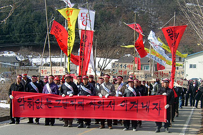 ▲ 4일 상주시 화동면 주민 500여 명이 인근에 자리한 농축산폐기물 처리업체에서 발생하는 악취 때문에 피해를 입고 있다며 대책 마련을 요구하는 집회를 가졌다.