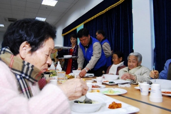 ▲ 삼성전자 구미사업장 임직원과 가족들은 최근 구미시내 13개 경로당을 찾아 설맞이 사랑의 떡국 나눔 봉사 활동을 펼쳤다.