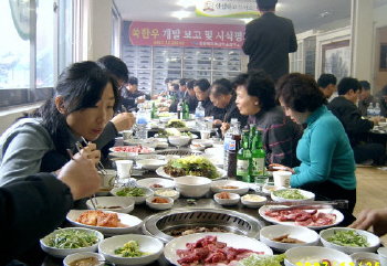 ▲ 지난 연말 축산기술연구소가 소비자들을 대상으로 쑥한우 시식회.